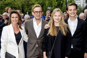 Prins Bernhard met zijn vrouw Annette en hun kinderen Isabella en Samuel bij het feest ter gelegenheid van de tachtigste verjaardag van vader Pieter van Vollenhoven. beeld ANP, Patrick van Katwijk
