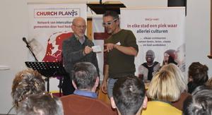 Jim Mellis laat Fred Kappinga van ICF Rotterdam-Noord ervaren wat een culturele bril met je doet. beeld ICP Nederland