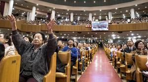 De Yoido Full Gospel Church begon in 1958. De kerk diende vooral arme arbeiders die naar de hoofdstad Seoul kwamen. In zestig jaar groeide de gemeente uit tot de grootste megakerk ter wereld.  beeld wvxu.org