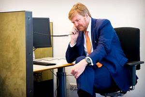 Koning Willem-Alexander tijdens een werkbezoek aan de GGD in Tilburg, die op 27 februari de eerste coronabesmetting in Nederland constateerde. Willem-Alexander sprak onder meer met medisch deskundigen over de verschillende fasen in de aanpak van de uitbraak. beeld ANP