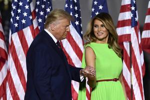 „Lijkt het er niet op dat Trump de verkiezingen allang verloren heeft, als ik alle koppen boven de rapportages hierover naast elkaar leg?” Foto: echtpaar Trump tijdens de Republikeinse partijconventie eind augustus in Washington. beeld AFP, Brendan Smialowski