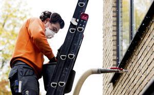 Kopers van een energiezuinige woning kunnen extra lenen. Foto: het isoleren van een woning. beeld ANP, Koen van Weel