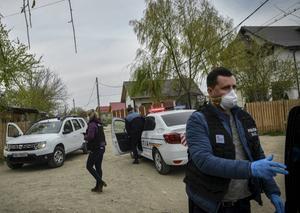 „Vele wijken waar Roma wonen, werden preventief geïsoleerd, omdat ze een bedreiging voor de samenleving zouden vormen.” Foto: Romawijk in de Roemeense stad Tandarei. beeld AFP, Daniel Mihailescu