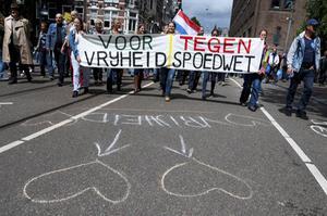 Deelnemers aan een Vrijheidsmars in Amsterdam protesteerden vorige week tegen de vrijheid beperkende maatregelen. beeld ANP, Evert Elzinga