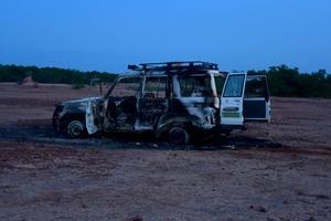 Auto waarmee de Franse hulpverleners in Niger op pad waren. beeld AFP, Hama Boureima
