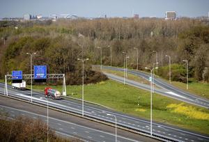 Een vrijwel lege A28 bij Utrecht van bovenaf. De extreme rust in het verkeer maakt onderhoud aan wegen eenvoudiger. Het kabinet wil werk aan (water)wegen en sluizen zo mogelijk naar voren halen. beeld ANP, Sem van der Wal