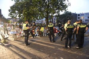 In onder meer in Den Haag, Rotterdam en Utrecht veroorzaakten afgelopen dagen veelal allochtone jongeren rellen. Foto: de politie drijft in Utrecht jongeren bijeen.  Beeld ANP, Michiel van Beers
