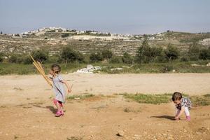 Ofra is een Joodse nederzetting op de Westelijke Jordaanoever (Westbank). Ofra werd in 1975 gesticht op grond die werd gekocht van Arabische eigenaren. Het was de eerste Joodse gemeenschap in het tot Israëlisch bestuurlijk gebied verklaarde district Judea en Samaria. De nederzetting is gesticht door de religieus zionistische Gush Emunimbeweging. beeld RD, Henk Visscher​