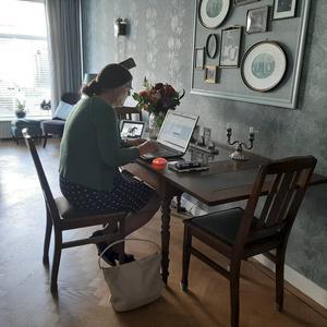 Janie de Jong thuis aan het werk aan de eettafel. beeld Janie de Jong