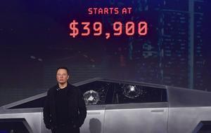 Tesla-baas Elon Musk presenteert in Los Angeles de eerste elektrische pick-uptruck van Tesla. beeld AFP, Frederic J. Brown