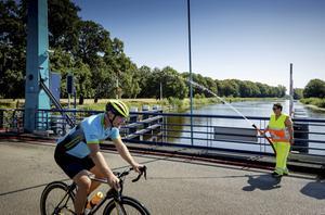 Het wegdek van de Oude IJsselbrug bij Laag-Keppel wordt besproeid vanwege de hoge temperaturen. Dat is nodig om te voorkomen dat de bruggen door de hitte vast komen te zitten. beeld ANP, Robin van Lonkhuijsen