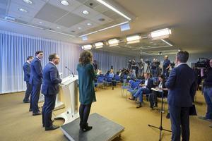 De ministers Eric Wiebes (Economische Zaken), Wopke Hoekstra (Financien) en Wouter Koolmees (Sociale Zaken en Werkgelegenheid) (v.l.n.r.) tijdens de persconferentie op het ministerie van Justitie en Veiligheid over de steunmaatregelen voor bedrijven die lijden onder de coronacrisis. Een doventolk (m.) vertaalt hun boodschap. beeld ANP, Phil Nijhuis