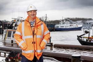 Waterbouwbedrijf van den Herik uit Sliedrecht heeft nog steeds te weinig werk door de strenge regels voor de chemicaliën PFAS in de bodem, aldus directeur Jan Huijbers. beeld Cees van der Wal