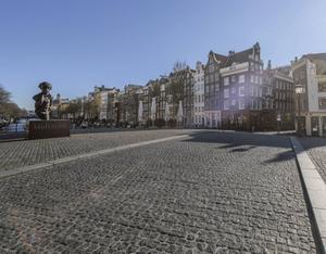 Torensluis in Amsterdam op 1 april 2020.  beeld uit ”Verlaten straten”, Han van Bree