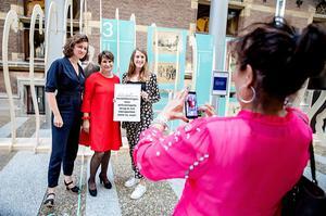 Overhandiging van een petitie om anticonceptie terug te krijgen in basispakket in juni 2019. beeld ANP, Bart Maat