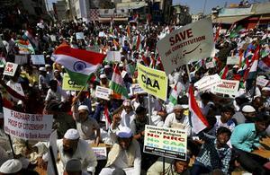 Demonstranten dragen borden en schreeuwen leuzen tijdens een protest tegen de Citizenship Amendment Act (CAA) and National Register of Citizens (NRC) in Bangalore, India. Duizenden Indiërs maken zich zorgen over deze nieuwe burgerschapswetgeving die in hun ogen minderheden discrimineert. beeld EPA, Jagadeesh Nv