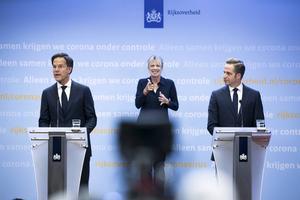 Premier Rutte en minister De Jonge gaven vrijdagavond een persconferentie. In zes veiligheidsregio’s gaan vanaf zondagavond strengere regels gelden in de horeca en voor bijeenkomsten. Voor kerken en moskeeën verandert er niets. beeld ANP, Remko de Waal