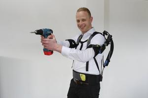 Het exoskelet van Health2Work ontlast de rug bij lichamelijk zwaar werk. beeld Sjaak Verboom