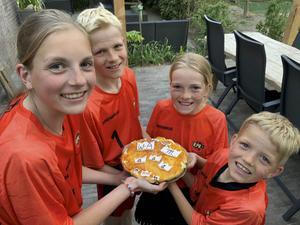 Familie Okker uit Ooltgensplaat viert Woningsdag met een zelfgebakken sinaasappelcheesecake. beeld familie Okker