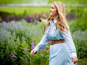 Prinses Amalia in de tuin van Paleis Huis ten Bosch tijdens de traditionele fotosessie aan het begin van de zomervakantie. Beeld ANP ROYAL / Sem van der Wal