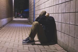 „Tegen de tijd dat jongeren bij gemeenten op de stoep staan voor een uitzondering, is er vaak al sprake van ernstige schulden, dakloosheid of allebei.” beeld iStock