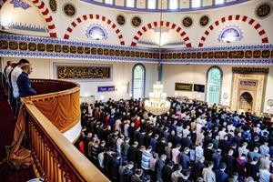 Wereldwijd is de islam de snelst groeiende religie. Foto: een gevulde Mevlana Moskee in Rotterdam tijdens de afsluiting van de ramadan in juni vorig jaar. beeld ANP, Robin van Utrecht