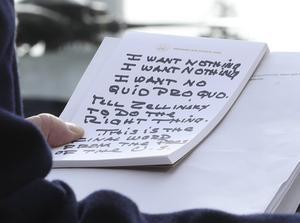 Notitieblok van president Trump tijdens zijn verklaring over het getuigenis van ambassadeur Sondland. beeld AFP, Mark Wilson