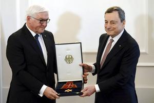 Bundesverdienstkreuz voor Draghi. beeld EPA, Felipe Trueba