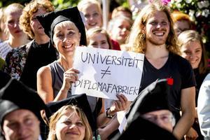 Hoogleraren en studenten protesteerden bij de opening van het academisch jaar tegen de bezuinigingen in het wetenschappelijk onderwijs. Minister Van Engelshoven belooft vooralsnog geen extra geld. beeld ANP, Sem van der Wal