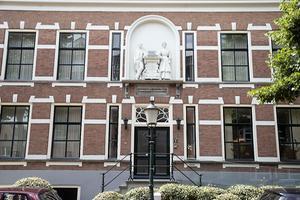 Het Gereformeerd Oranje Weeshuis dat op initiatief van J. L. Bernhardi in Huizen werd gesticht. In de voorgevel werd de Watersnoodbijbel afgebeeld. beeld RD, Anton Dommerholt