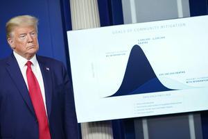 De Amerikaanse president Donald Trump waarschuwt zijn landgenoten voor een aantal zware weken. beeld AFP