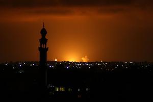 Vuur en vlammen na een Israëlische tegenreactie in Gaza-Stad. beeld SAID KHATIB / AFP