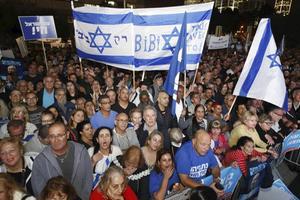 Zo’n 8000 aanhangers van Netanyahu betuigden dinsdagavond in Tel Aviv hun steun aan de Israëlische premier. beeld AFP, Jack Guez
