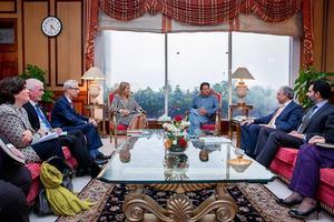 Koningin Máxima spreekt met de Pakistaanse premier Imran Khan. beeld ANP