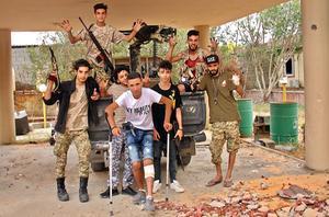 Strijders die loyaal zijn aan de internationaal erkende regering in Libië. beeld AFP