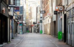 Een lege winkelstraat in het centrum van Amsterdam als gevolg van de coronacrisis (archieffoto). beeld ANP, Robin van Lonkhuijsen