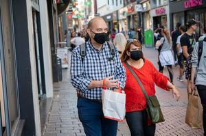 Het dragen van een mondkapje wordt verplicht op drukke plekken in Amsterdam. Het gaat om de Kalverstraat en de Nieuwendijk, de Wallen, en markten op de Albert Cuypstraat en Plein 40-45. Beeld ANP Evert Elzinga