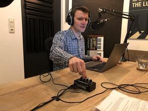 Host Evert Barten in de podcaststudio. beeld RD