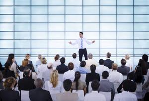 Op veel zakelijke events horen motivatiesprekers bij het programma, met als doel het verbeteren van de resultaten. beeld iStock