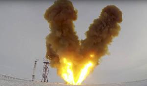 Rusland heeft al een hypersoon wapen in gebruik: de Avangard-raket. Foto: lancering van deze raket. beeld EPA, Russische ministerie van Defensie