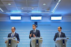 V.l.n.r. de ministers Koolmees (Sociale Zaken en Werkgelegenheid), Hoekstra (Financiën) en Wiebes (Economische Zaken), dinsdag tijdens de persconferentie over het noodpakket. beeld ANP, Phil Nijhuis