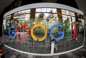 „Bij het zoeken op Google (en andere zoekmachines) valt me steeds vaker op hoe beperkt en vooringenomen de antwoorden zijn.” beeld EPA, Wallace Woon