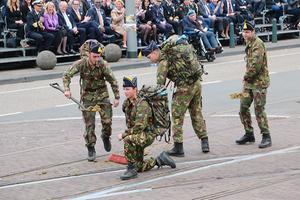 De straat wordt schoongeveegd tijdens de Nederlandse Veteranendag 2017. beeld Riekelt Pasterkamp