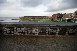 Het Urker vissersmonument met de namen van op zee omgekomen vissers. beeld ANP
