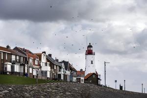 De afgelopen week zijn er in Urk 590 nieuwe besmettingen per 100.000 inwoners gemeld, naar verhouding het hoogste aantal van het land. De GGD Flevoland doet onderzoek naar de situatie in het dorp, om erachter te komen wat de besmettingsclusters zijn​. beeld ANP, Vincent Jannink