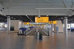 De coronapandemie treft ook de luchtvaartsector hard. Het aantal vluchten van en naar Schiphol daalde in februari en maart ongekend. Begin april is er helemaal weinig activiteit meer te bespeuren op de luchthaven. De meeste vluchten die nog doorgaan zijn vrachtvluchten. beeld Pieter Beens