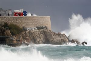 De storm heeft de Franse kust bereikt. beeld AFP