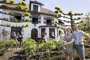 Hannah en Coen Speksnijder voor hun zalenverhuurcentrum De Duikenburg in het Gelderse Echteld. Op de achtergrond staan familieleden en medewerkers. beeld Anton Dommerholt