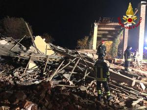 Italiaanse brandweermannen zoeken naar vermiste collega's in het puin van de ontplofte boerderij in Quargnento, Italië. beeld AFP