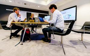 Experts tijdens een overleg tijdens de 'appathon'. Op de eerste dag van het digitale evenement worden zeven potentiele corona-apps gepresenteerd. Het ministerie van Volksgezondheid, Welzijn en Sport wil de apps onder meer ontwikkelen om coronabesmettingen te kunnen traceren. beeld ANP